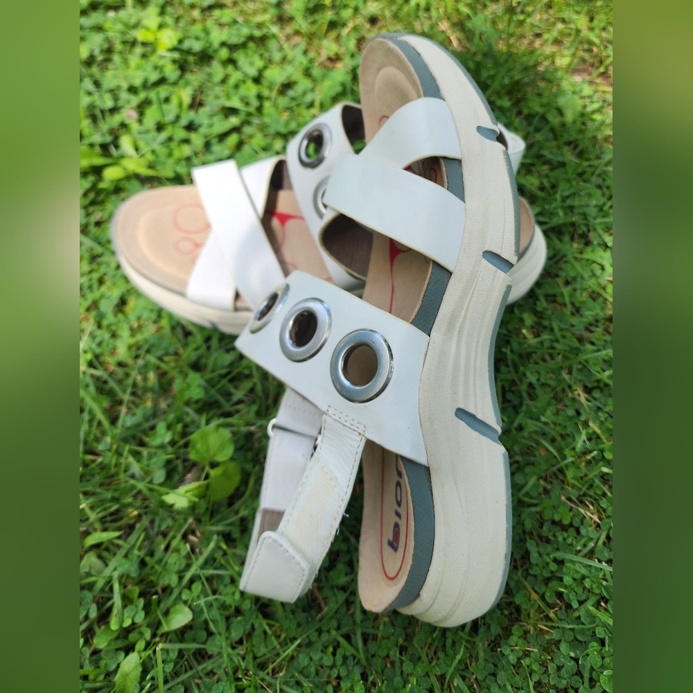Size 7.5 - BIONICA White Leather Sandals - Picture 2 of 7